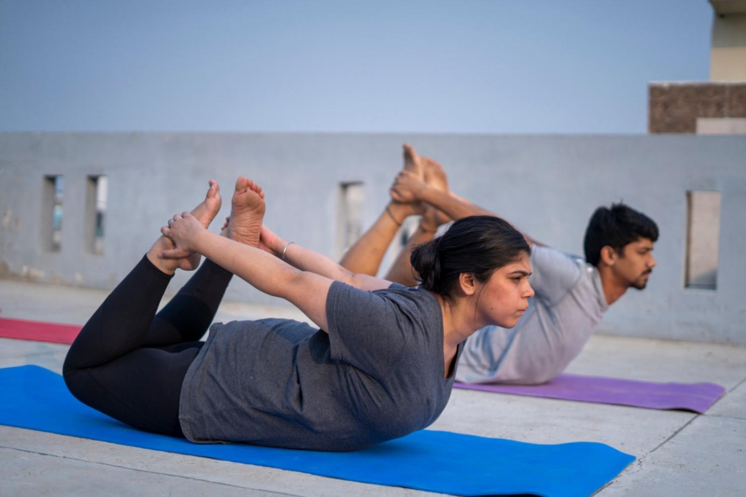 Trainer demonstriert Gymnastikelement im Crossfit-Training